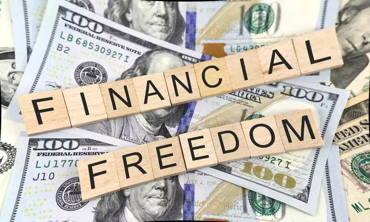 Financial freedom - букви върху банкноти